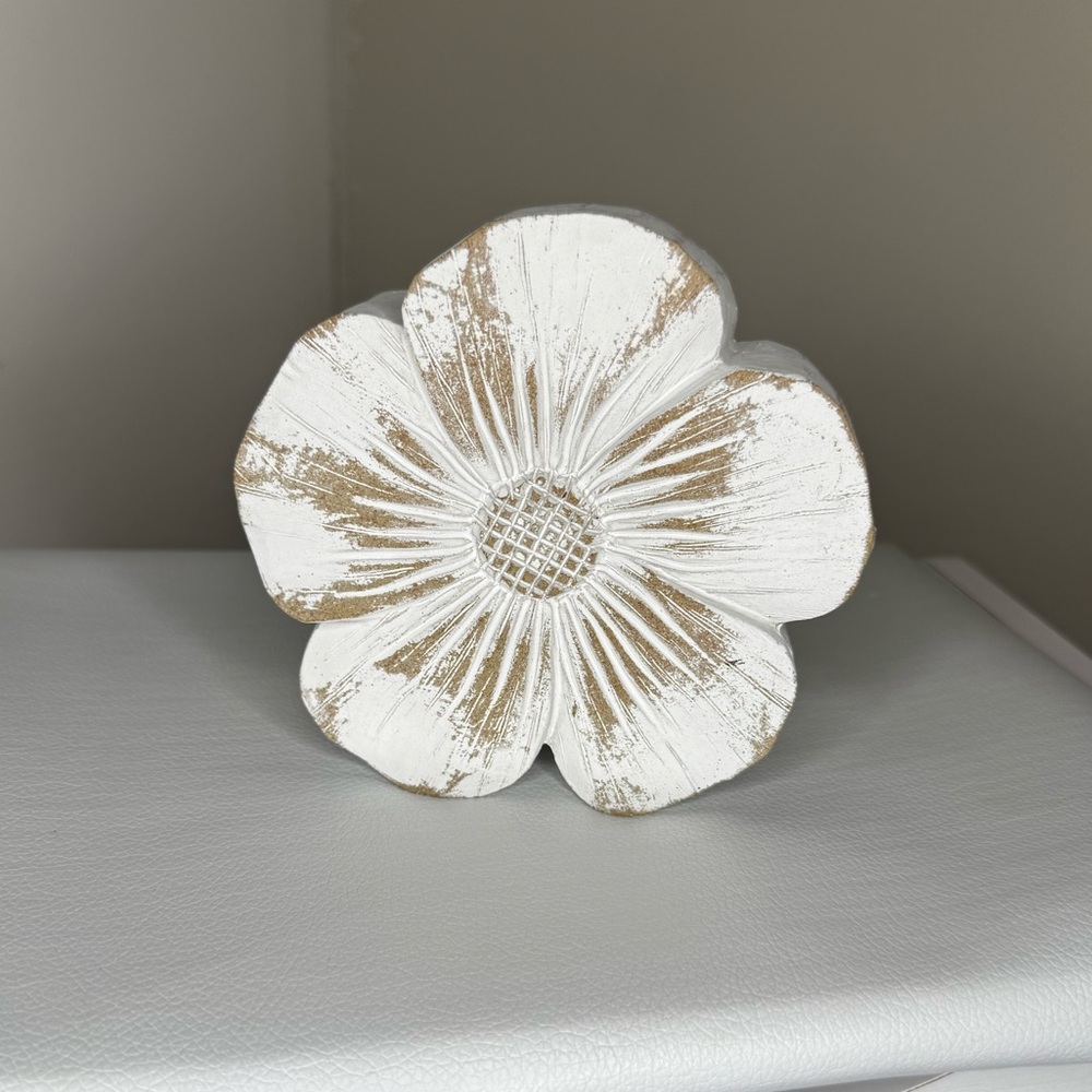 White and Gold Floral Accent Piece